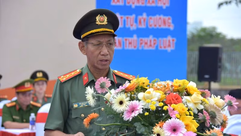 Đồng chí Bùi Văn Thảo, Giám đốc Công an tỉnh phát động ra quân cao điểm tấn công trấn áp tội phạm Tết Nguyên đán Ất Tỵ. Đồng chí Bùi Văn Thảo, Giám đốc Công an tỉnh phát động ra quân cao điểm tấn công trấn áp tội phạm Tết Nguyên đán Ất Tỵ.