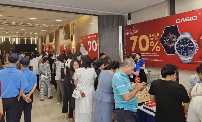 Với mức khuyến mãi giảm giá tối đa lên đến 80% đã thu hút hàng nghìn người dân và du khách đến mua sắm. Với mức khuyến mãi giảm giá tối đa lên đến 80% đã thu hút hàng nghìn người dân và du khách đến mua sắm.