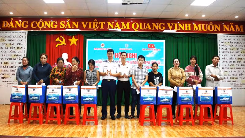 Đại tá Cao Xuân Quận Phó Chính ủy Bộ Tư lệnh Vùng Cảnh sát biển 3 và lãnh đạo Ban Dân vận Thành ủy Vũng Tàu trao quà cho các gia đình chính sách, ngư dân có hoàn cảnh khó khăn.
