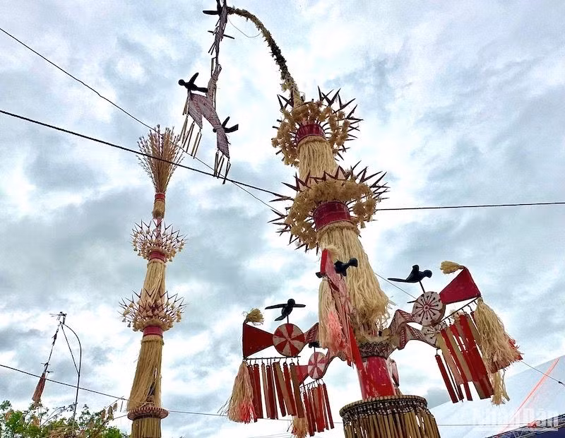 Nêu gấk xa glák nghĩa là cây nêu phướn, vì lẽ trên đầu nêu có lá phướn dài thả xuống, đầu nêu có chim chèo bẻo được trang trí vô cùng rực rỡ.
