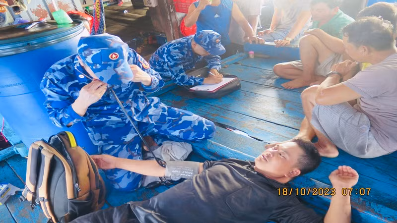 Trong số 40 ngư dân được chăm sóc y tế, có 4 ngư dân bị thương do va đập khi tàu chìm Trong số 40 ngư dân được chăm sóc y tế, có 4 ngư dân bị thương do va đập khi tàu chìm