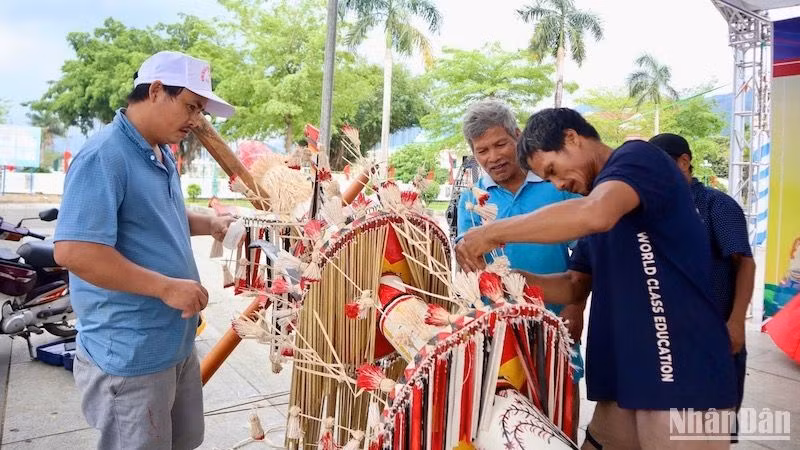 Nghệ nhân tích cực sáng tạo, niềm say mê nghệ thuật truyền thống dân gian để cùng lan tỏa giá trị văn hóa đặc sắc.