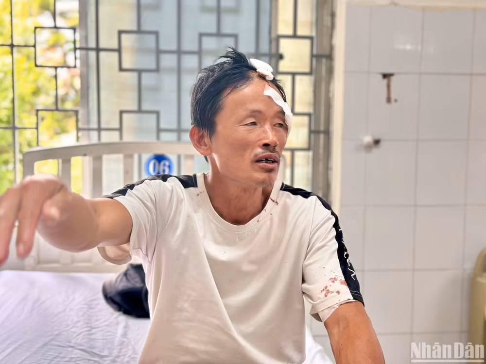 Ngư dân Lê Nguyên Tuấn nhập viện trong tình trạng đa chấn thương.