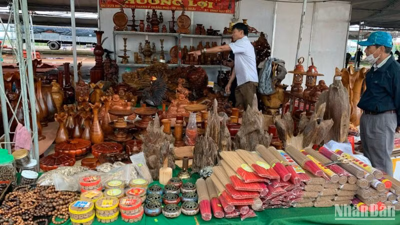 Nhiều doanh nghiệp cho biết, lượng khách tham quan, mua sắm vắng sau nhiều ngày tổ chức. Nhiều doanh nghiệp cho biết, lượng khách tham quan, mua sắm vắng sau nhiều ngày tổ chức.