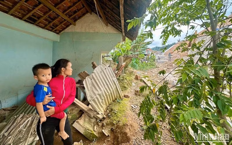 Mẹ con chị Đinh Thị Thẻo vẫn lo lắng dù đã có công trình phòng, chống sạt lở