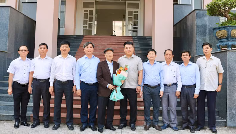 Nguyên Chủ tịch nước Trần Đức Lương và cán bộ tỉnh Quảng Ngãi, thị xã Đức Phổ.