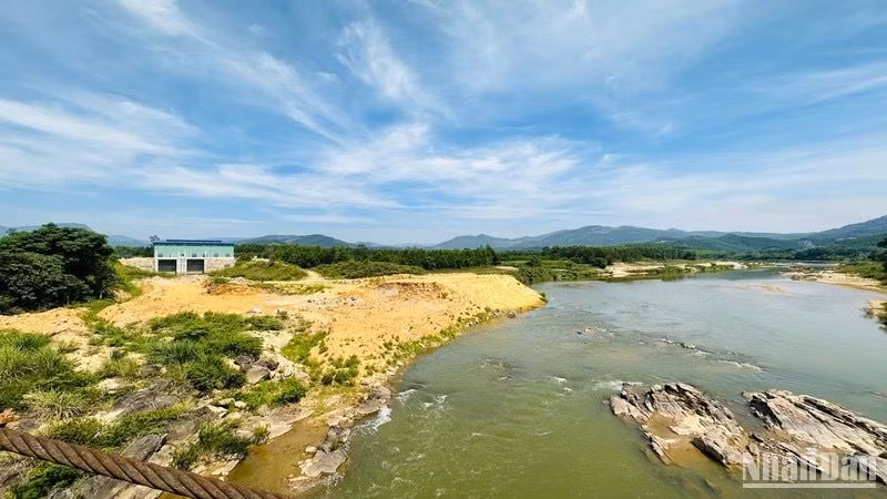 Khoảng 4.000 khối đất đá thải lấn dòng sông Liên tạo thành mặt bằng rộng lớn ngay ngã ba sông. (Ảnh ĐÔNG HUYỀN)