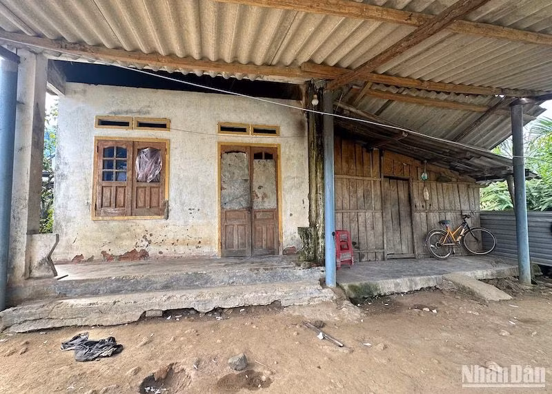 Nhiều căn nhà vắng bóng người lớn.