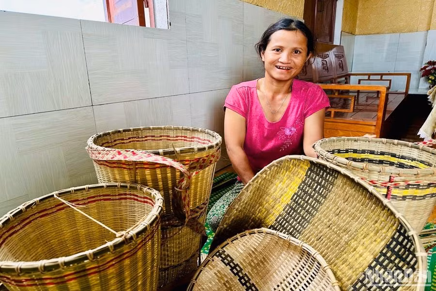 Về làng mới, chị Đinh Thị Duyên học nghề để có thêm thu nhập cho gia đình.