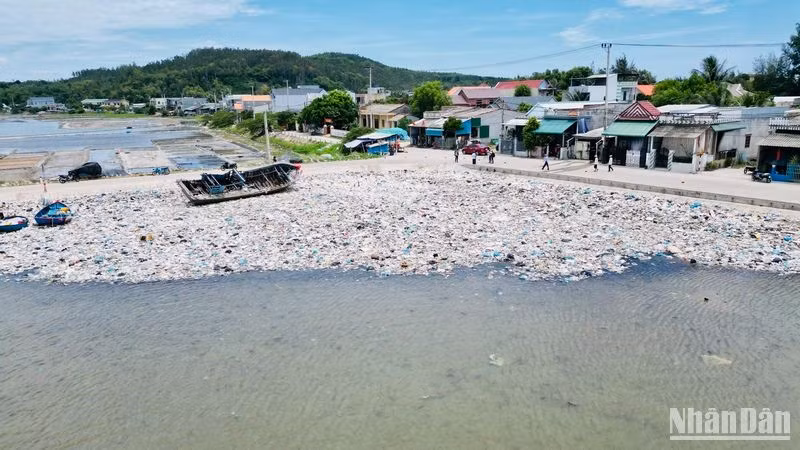 Một bên là bãi rác thải một bên là cánh đồng muối Sa Huỳnh. Một bên là bãi rác thải một bên là cánh đồng muối Sa Huỳnh.