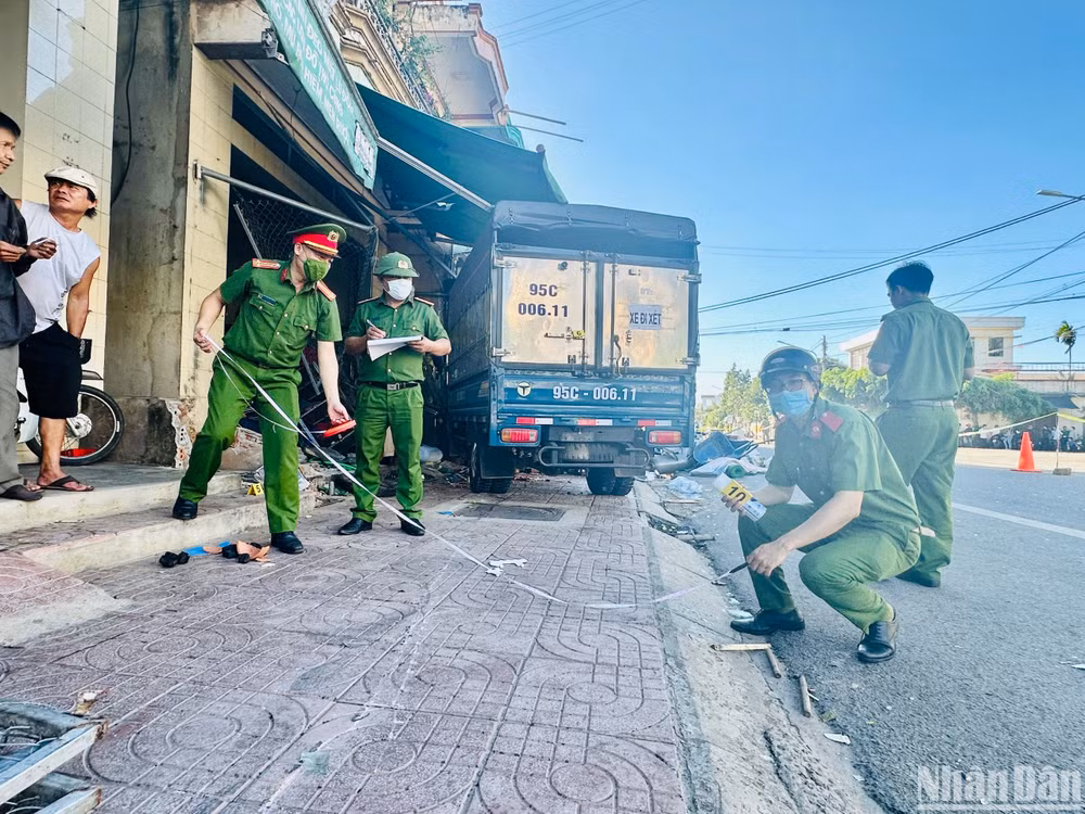 Cơ quan chức năng khám nghiệm hiện trường vụ tai nạn.