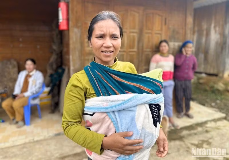 Chị Pơloong Thị Cơm cùng con ba tháng tuổi được chính quyền địa phương đưa đến nơi ở tạm cách khu vực nứt núi hơn một km. Chị Pơloong Thị Cơm cùng con ba tháng tuổi được chính quyền địa phương đưa đến nơi ở tạm cách khu vực nứt núi hơn một km.