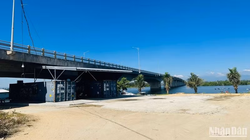 Văn phòng Công ty TNHH MTV Vận tải và thương mại 136 nằm ngay dưới gầm cầu Trà Bồng.