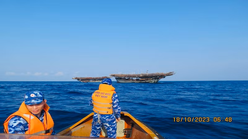 Không những tìm ngư dân, các đơn vị tìm tàu bị nạn, vì có thể ngư dân còn bám tàu trôi nổi trên biển. Không những tìm ngư dân, các đơn vị tìm tàu bị nạn, vì có thể ngư dân còn bám tàu trôi nổi trên biển.