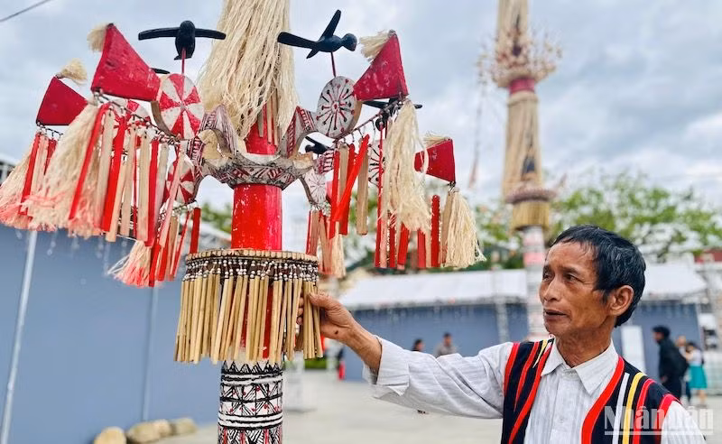 “Màu sắc hoa văn cây nêu cúng ông bà có ba màu chủ đạo, màu đen tượng trưng cho đất, màu trắng tượng trưng cho trời và màu đỏ tượng trưng cho lửa”, nghệ nhân Hồ Văn Dé, xã Trà Phong, huyện Trà Bồng, giải thích.