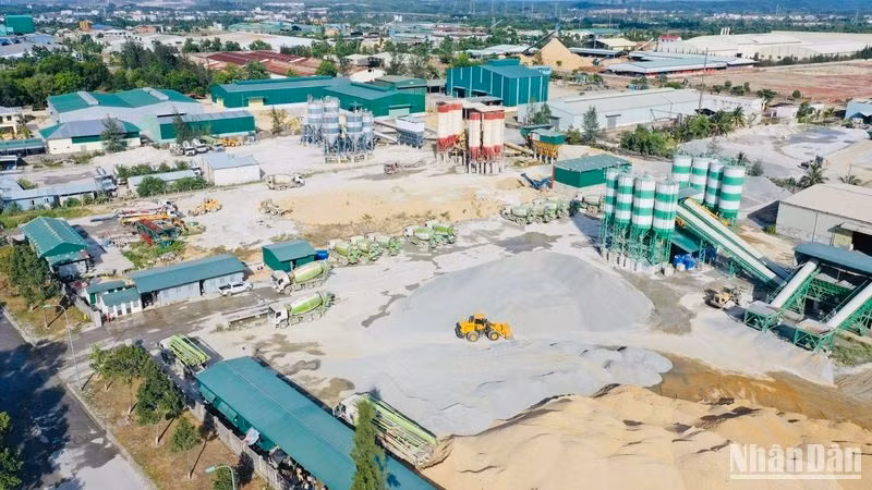 Hơn 3ha đất dự án, nhiều trạm bê-tông trái phép hoạt động nguy cơ gây ô nhiễm môi trường.