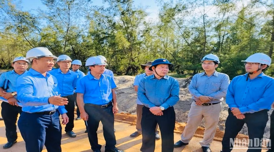 Lãnh đạo tỉnh Quảng Ngãi cùng cơ quan chức năng kiểm tra tiến độ thi công dự án đường ven biển Dung Quất - Sa Huỳnh.