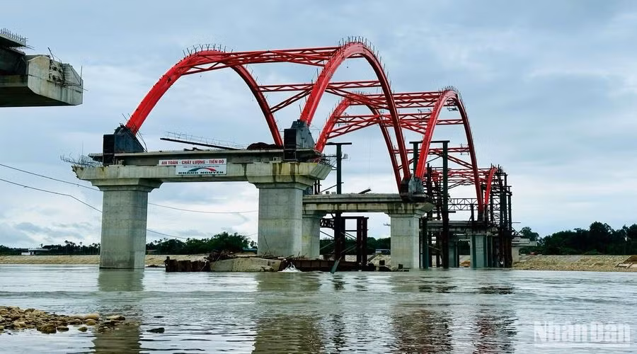 Cầu Trà Khúc 3 và đường nối từ trung tâm huyện Sơn Tịnh đến huyện Tư Nghĩa đang được đẩy nhanh tiến độ.