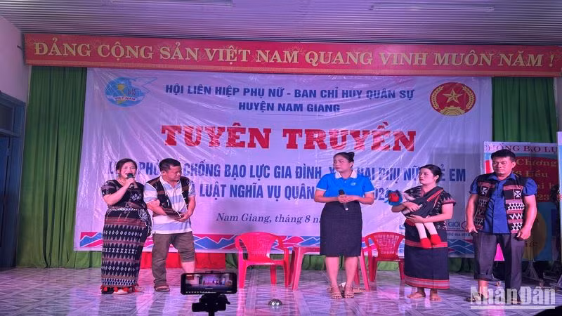 Tăng cường thông tin, kỹ năng hướng đến xóa bỏ các hủ tục ở vùng núi, biên giới. Tăng cường thông tin, kỹ năng hướng đến xóa bỏ các hủ tục ở vùng núi, biên giới.