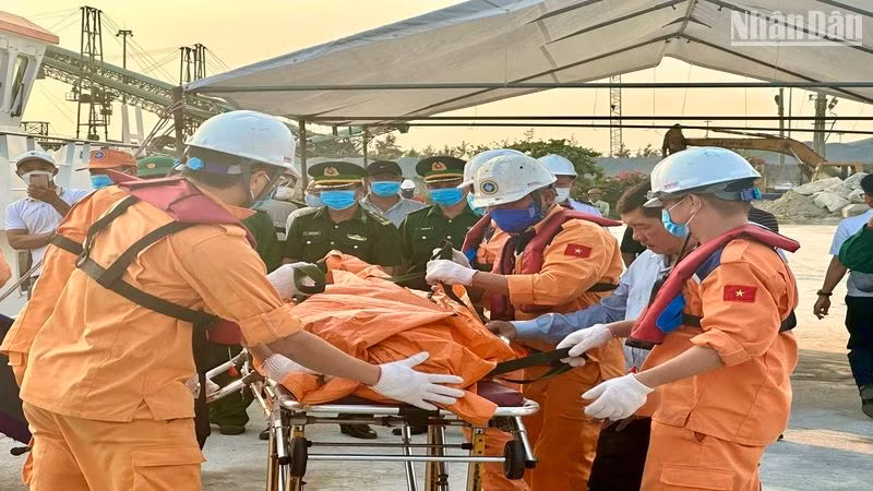 Đến nay cơ quan chức năng chưa xác định được bao nhiêu người gặp nạn trên tàu, sà lan