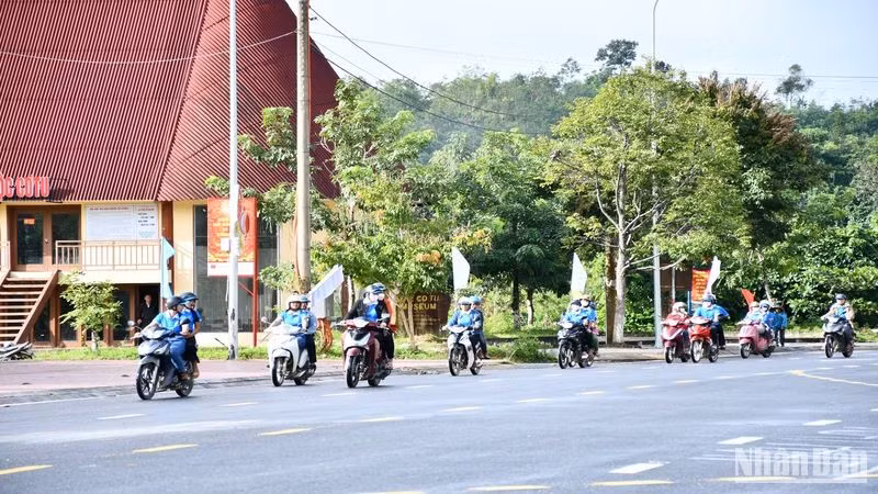 Các cơ quan, đơn vị huyện Tây Giang, tỉnh Quảng Nam diễu hành tuyên truyền phòng, chống tảo hôn và hôn nhân cận huyết thống.