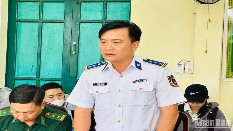 Thượng tá Trương Bá Long, Phó Tư lệnh, Tham mưu trưởng Vùng cảnh sát biển 2 thông tin tình hình tìm kiếm. Thượng tá Trương Bá Long, Phó Tư lệnh, Tham mưu trưởng Vùng cảnh sát biển 2 thông tin tình hình tìm kiếm.