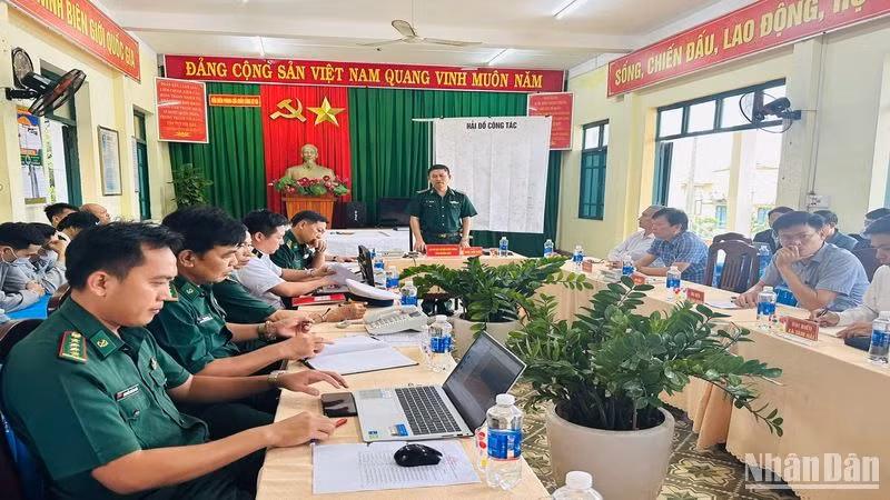Đại tá Trần Tiến Hiền, Chỉ huy trưởng Bộ chỉ huy Bộ đội Biên phòng tỉnh Quảng Nam chủ trì cuộc họp. Đại tá Trần Tiến Hiền, Chỉ huy trưởng Bộ chỉ huy Bộ đội Biên phòng tỉnh Quảng Nam chủ trì cuộc họp.