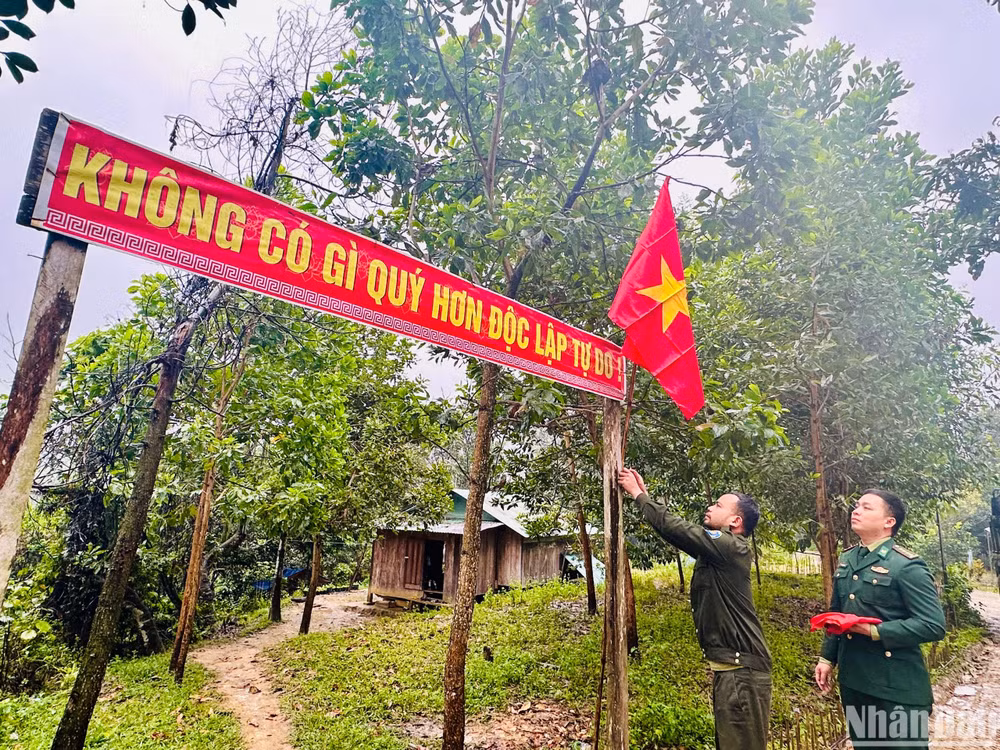 Anh A Lăng Lun thay cờ Tổ quốc cùng bà con vùng biên giới mừng đón năm mới 