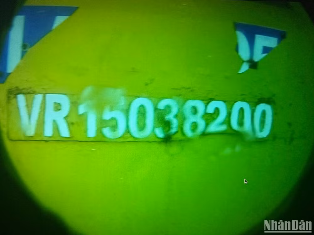 Số hiệu tàu kéo LA-06695 bị rách toác khi bị chìm dưới đáy biển.