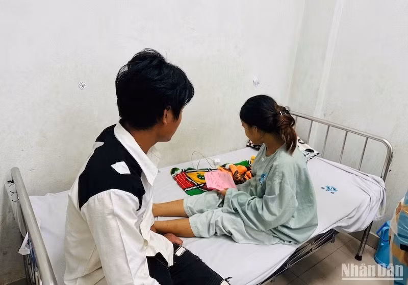 Làm cha, mẹ khi còn quá nhỏ, những "bố mẹ tí hon" khó khăn khi chăm sóc trẻ sơ sinh. Làm cha, mẹ khi còn quá nhỏ, những "bố mẹ tí hon" khó khăn khi chăm sóc trẻ sơ sinh.