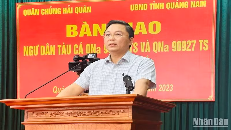 Đồng chí Lê Trí Thanh, Chủ tịch Ủy ban nhân dân tỉnh Quảng Nam chia sẻ cùng các ngư dân bị nạn và gia đình các thuyền viên và tử vong và mất tích. Đồng chí Lê Trí Thanh, Chủ tịch Ủy ban nhân dân tỉnh Quảng Nam chia sẻ cùng các ngư dân bị nạn và gia đình các thuyền viên và tử vong và mất tích.