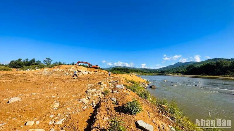 Di dời đất đá cuối đường kênh dẫn nước thủy điện, trả lại dòng chảy cho Sông Liên. (Ảnh: ĐÔNG HUYỀN)