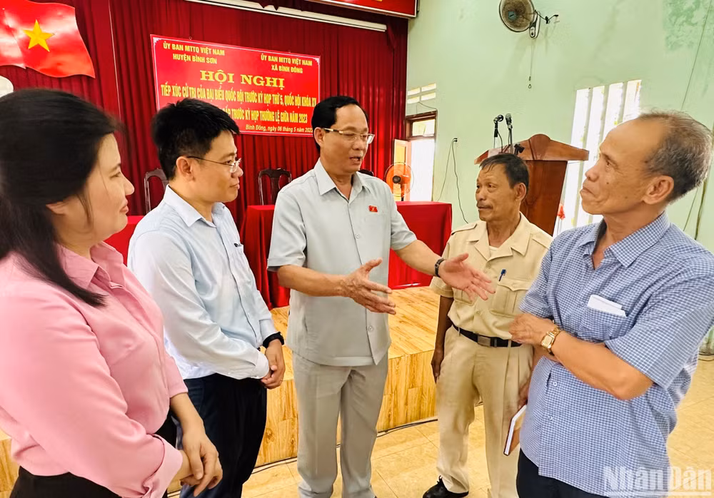 Thượng tướng Trần Quang Phương, Ủy viên Trung ương Đảng, Phó Chủ tịch Quốc hội trao đổi, chia sẻ với cử tri xã Bình Đông. (Ảnh: ĐÔNG HUYỀN)
