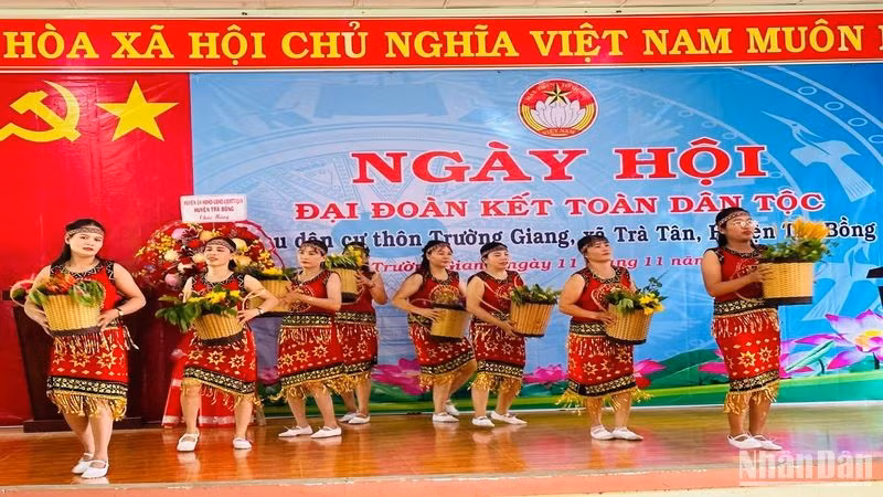 Ngày hội Đại đoàn kết toàn dân tộc tại thôn Trường Giang, là vùng đặc biệt khó khăn của huyện miền núi Trà Bồng.