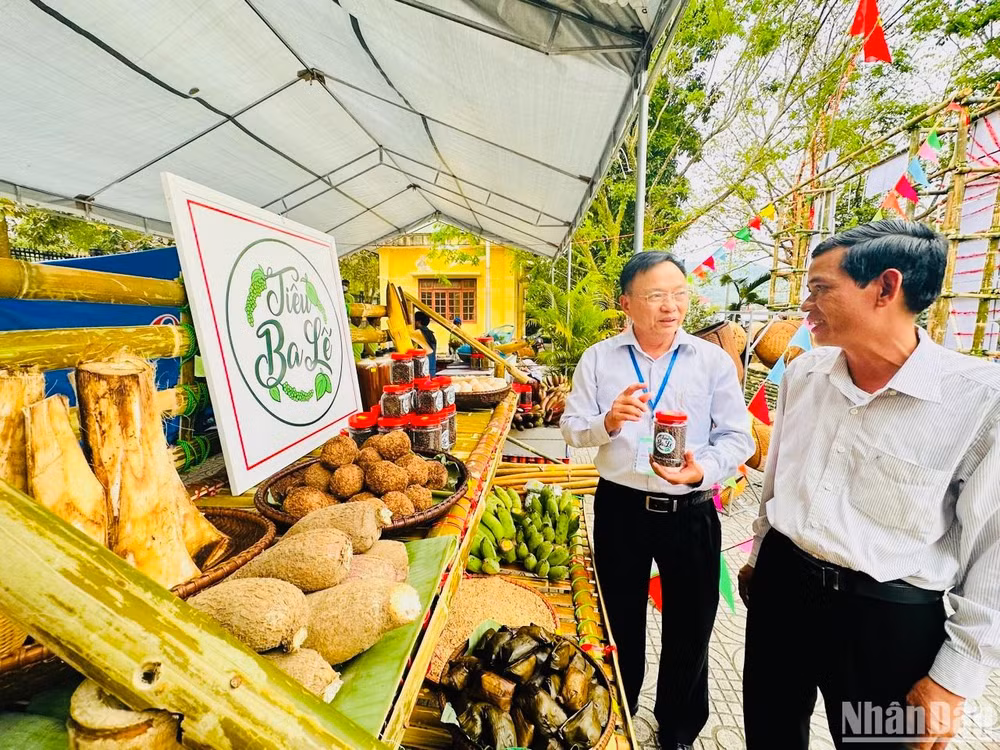 Hội chợ nông sản miền núi ở huyện Ba Tơ. Hội chợ nông sản miền núi ở huyện Ba Tơ.