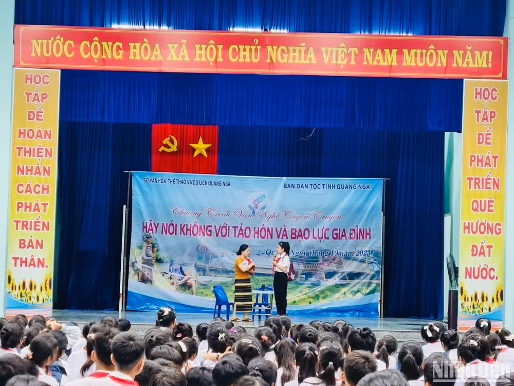 Trang bị kỹ năng cho học sinh ở các trường miền núi về tảo hôn và bạo lực gia đình. Trang bị kỹ năng cho học sinh ở các trường miền núi về tảo hôn và bạo lực gia đình.