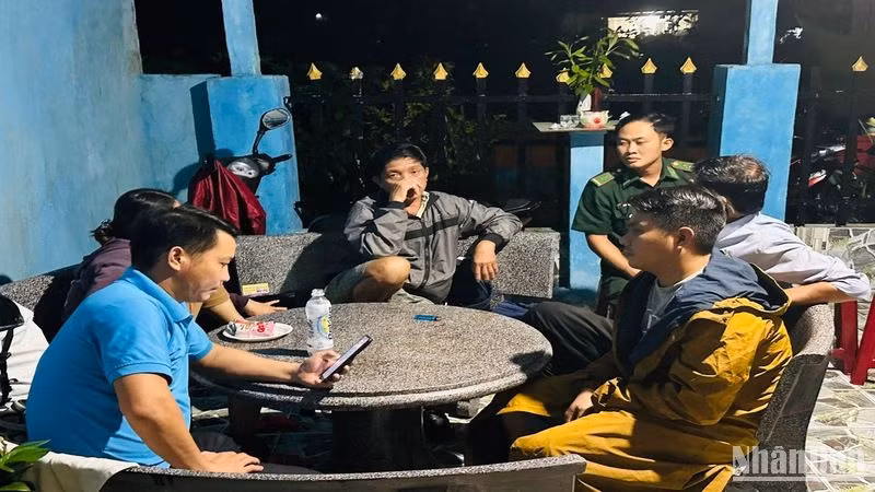 Bà con làng chài trắng đêm cùng gia đình ngư dân mong chờ tin ngư dân.
