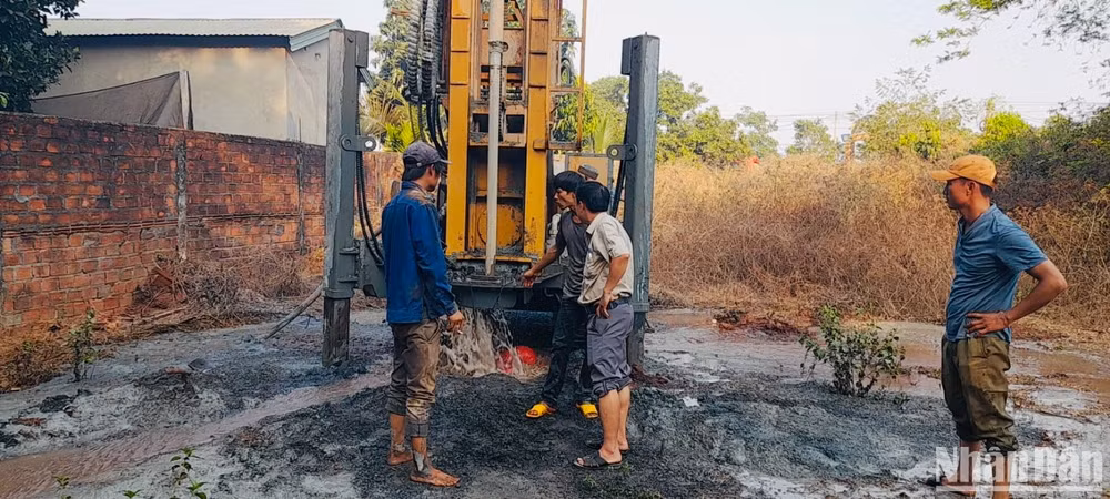 Đơn vị thi công sử dụng hệ thống khoan giếng công nghệ cao để tìm nguồn nước ngầm.