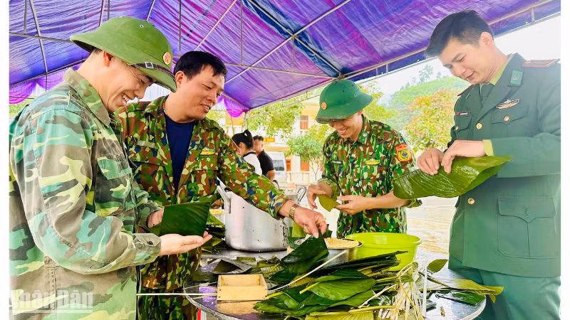 Gói bánh chưng truyền thống tặng bà con nhân dân các xã biên giới Việt-Lào