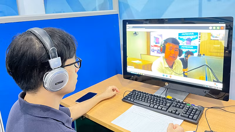 Lao động tham gia phỏng vấn trực tuyến tại phiên giao dịch việc làm. (Ảnh: HCES)