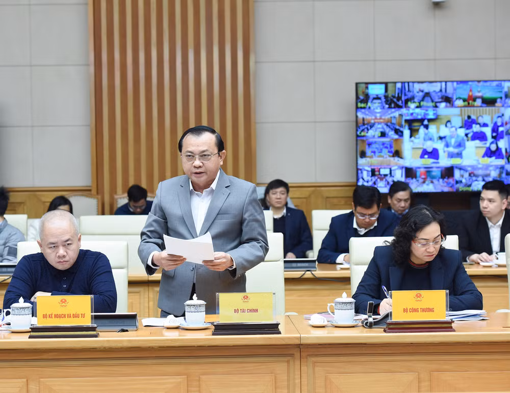 Thứ trưởng Tài chính Lê Tấn Cận phát biểu.