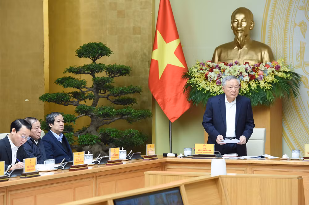 Phó Thủ tướng Thường trực Chính phủ Nguyễn Hòa Bình phát biểu.