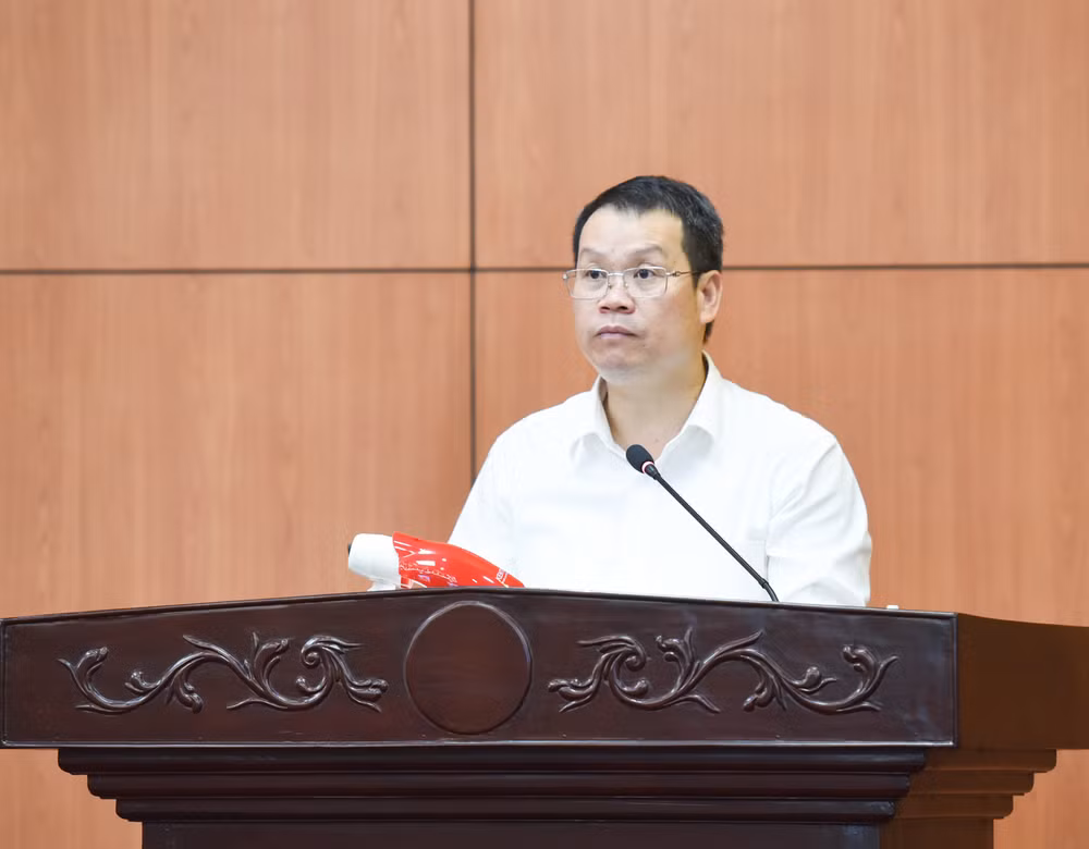 Chủ tịch Ủy ban nhân dân tỉnh Thái Bình Nguyễn Mạnh Hùng trình bày báo cáo về tình hình kinh tế-xã hội của tỉnh.