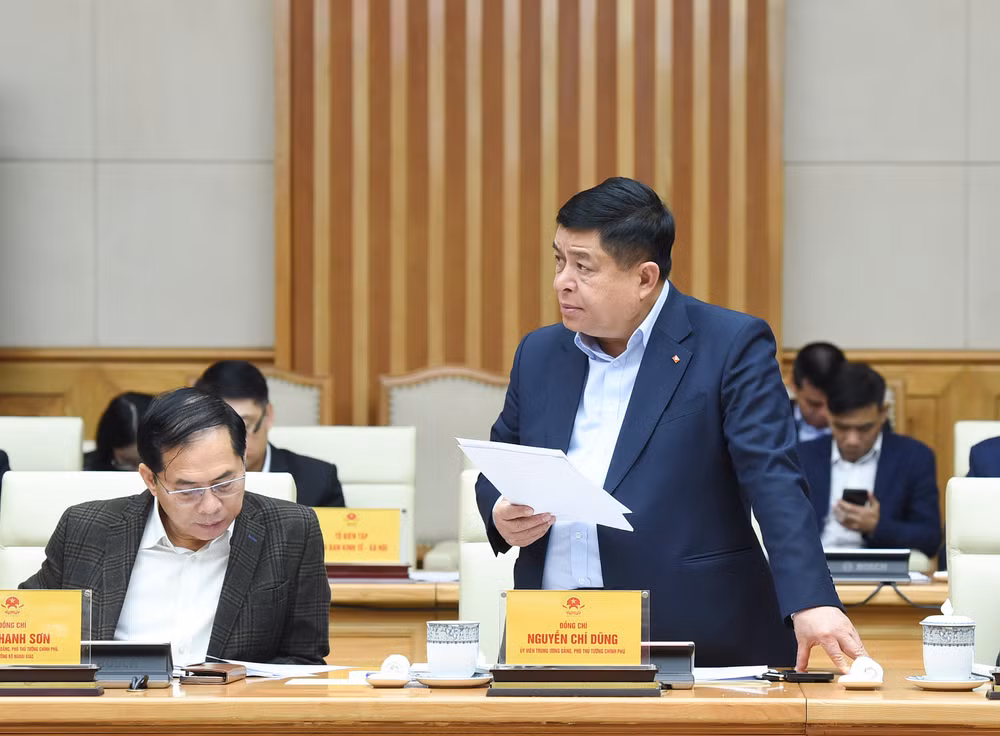 Phó Thủ tướng Nguyễn Chí Dũng, Phó Trưởng Tiểu ban Kinh tế-Xã hội Đại hội XIV của Đảng báo cáo dự thảo nội dung trình Đại hội XIV.
