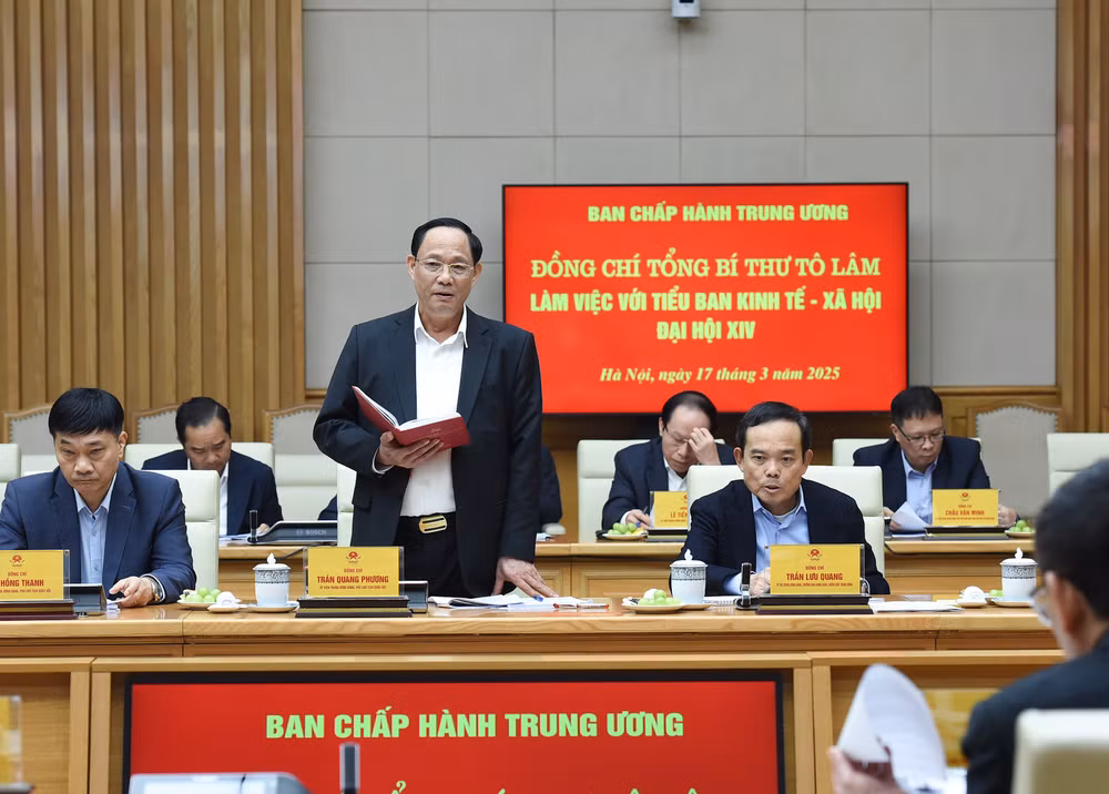 Phó Chủ tịch Quốc hội Trần Quang Phương phát biểu.