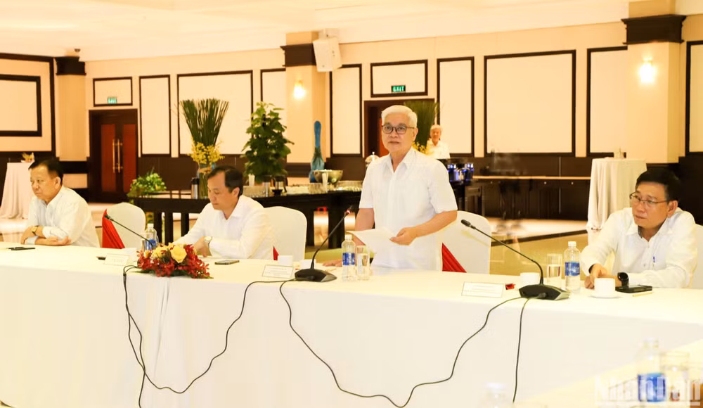 Bí thư Tỉnh ủy Bình Dương Nguyễn Văn Lợi phát biểu ý kiến tại buổi gặp gỡ và chia sẻ mô hình công nghiệp-dịch vụ và đô thị tại Bình Dương.