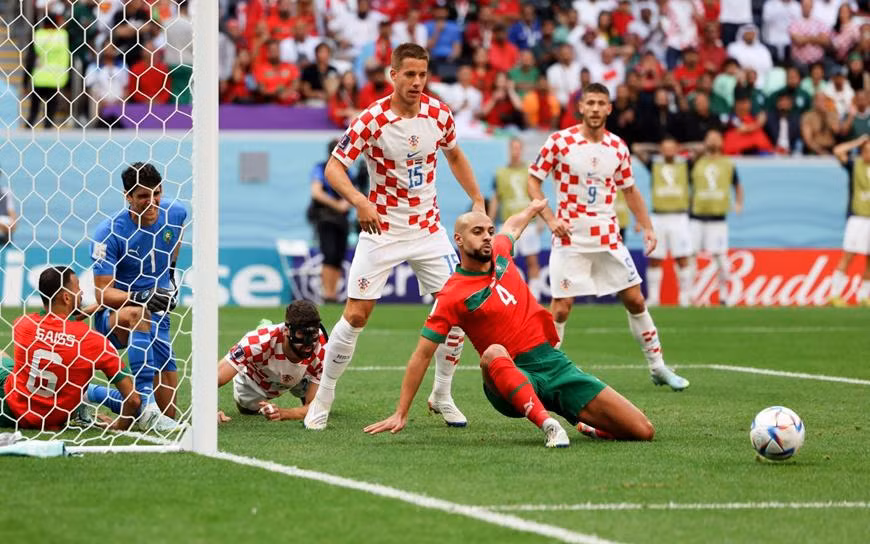 Tình huống bóng giữa hai đội Maroc và Croatia tại trận đấu ở vòng bảng.