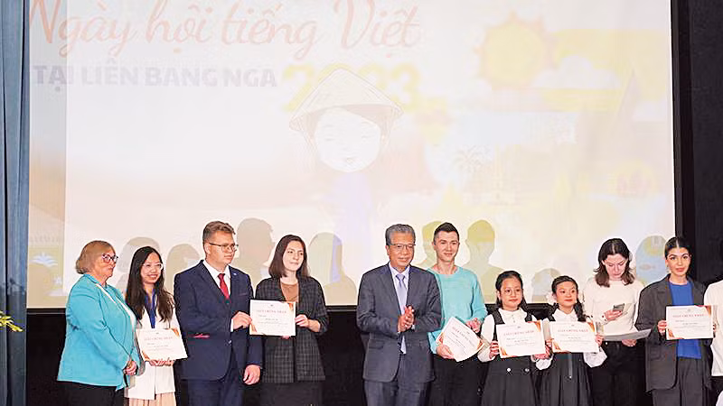 Trao chứng nhận tặng các cá nhân đạt giải trong cuộc thi “Tôi yêu Việt Nam”. Trao chứng nhận tặng các cá nhân đạt giải trong cuộc thi “Tôi yêu Việt Nam”.