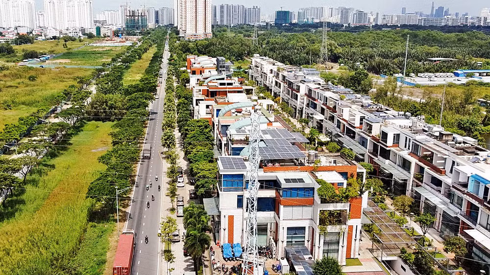 Thị trường bất động sản tại Thành phố Hồ Chí Minh thiếu nguồn cung vì nhiều dự án bị chậm thẩm định giá đất.