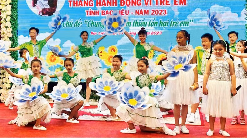 Một tiết mục văn nghệ tại Lễ phát động Tháng Hành động vì trẻ em tỉnh Bạc Liêu. Một tiết mục văn nghệ tại Lễ phát động Tháng Hành động vì trẻ em tỉnh Bạc Liêu.